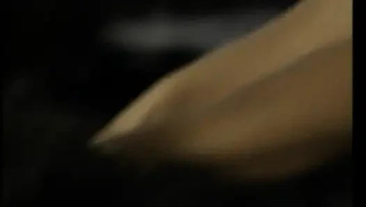 Deutsche schwarze schlampe wurde gefesselt und bei der bondage-show ausgepeitscht