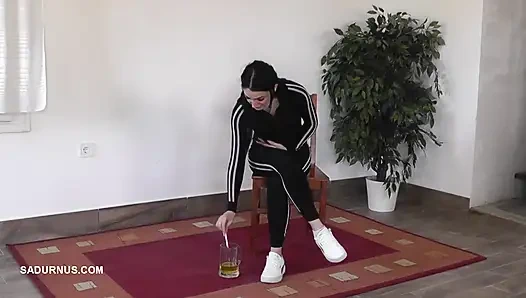 Majikan dyanna lagi asik membuat minuman