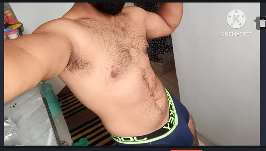 Treinador de academia indiana mostrando seu corpo peludo protuberância de pau grande e bunda grande em vídeo chamada Cueca