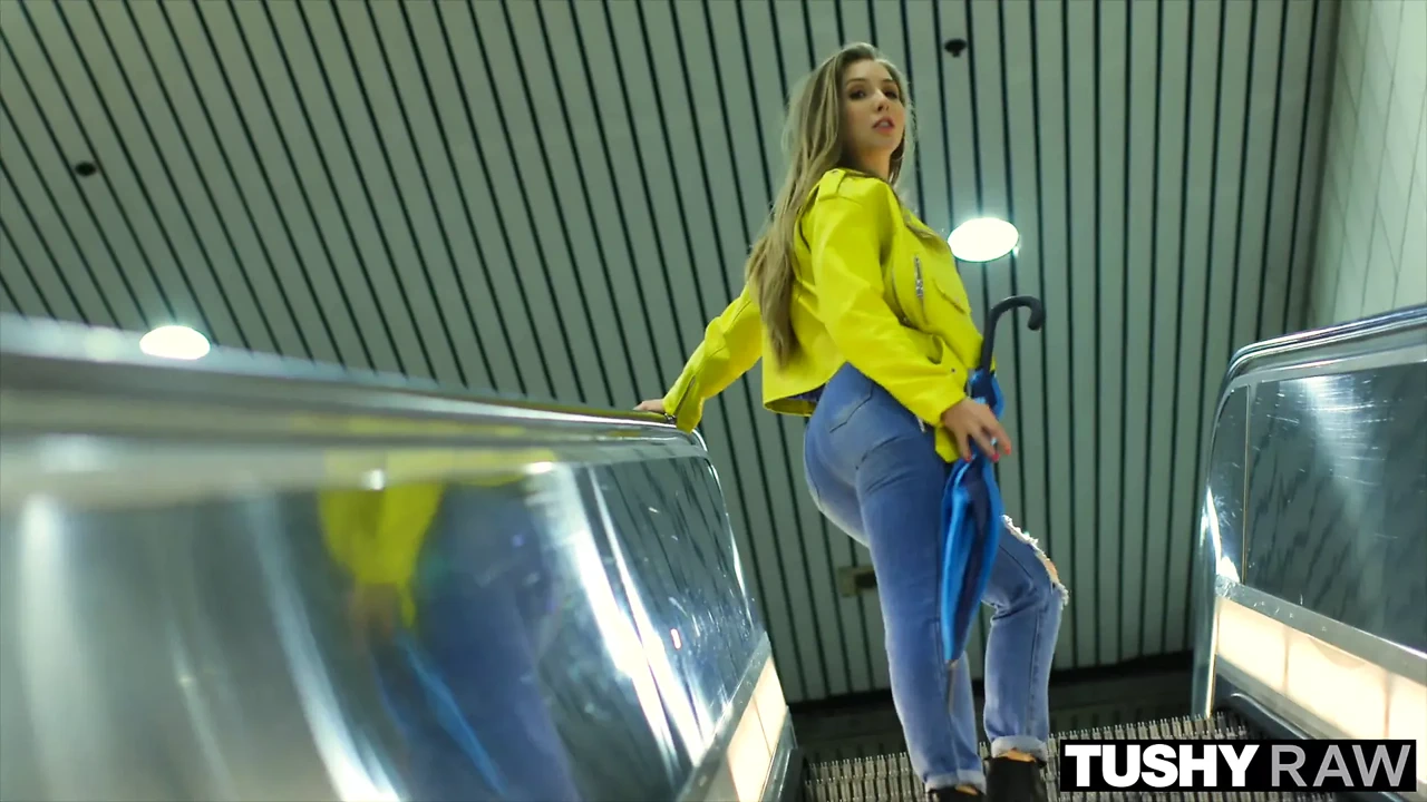 Tushyraw Lena Paul渴望纯粹而粗暴的肛交