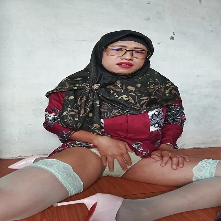 Hijab travesti con consolador en su culo increíblemente caliente