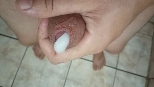 La bite est pleine de sperme chaud et doux pour vous.