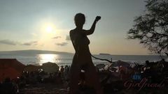 Jade Nile předvádí show pro všechny na nudistické pláži