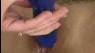 Loira milf brinca com o grande clitóris da morena com vibrador azul