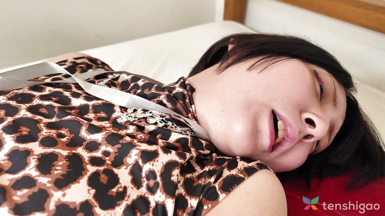 La cachonda japonesa Aya Akatuki se masturba con un juguete sexual en la cama.