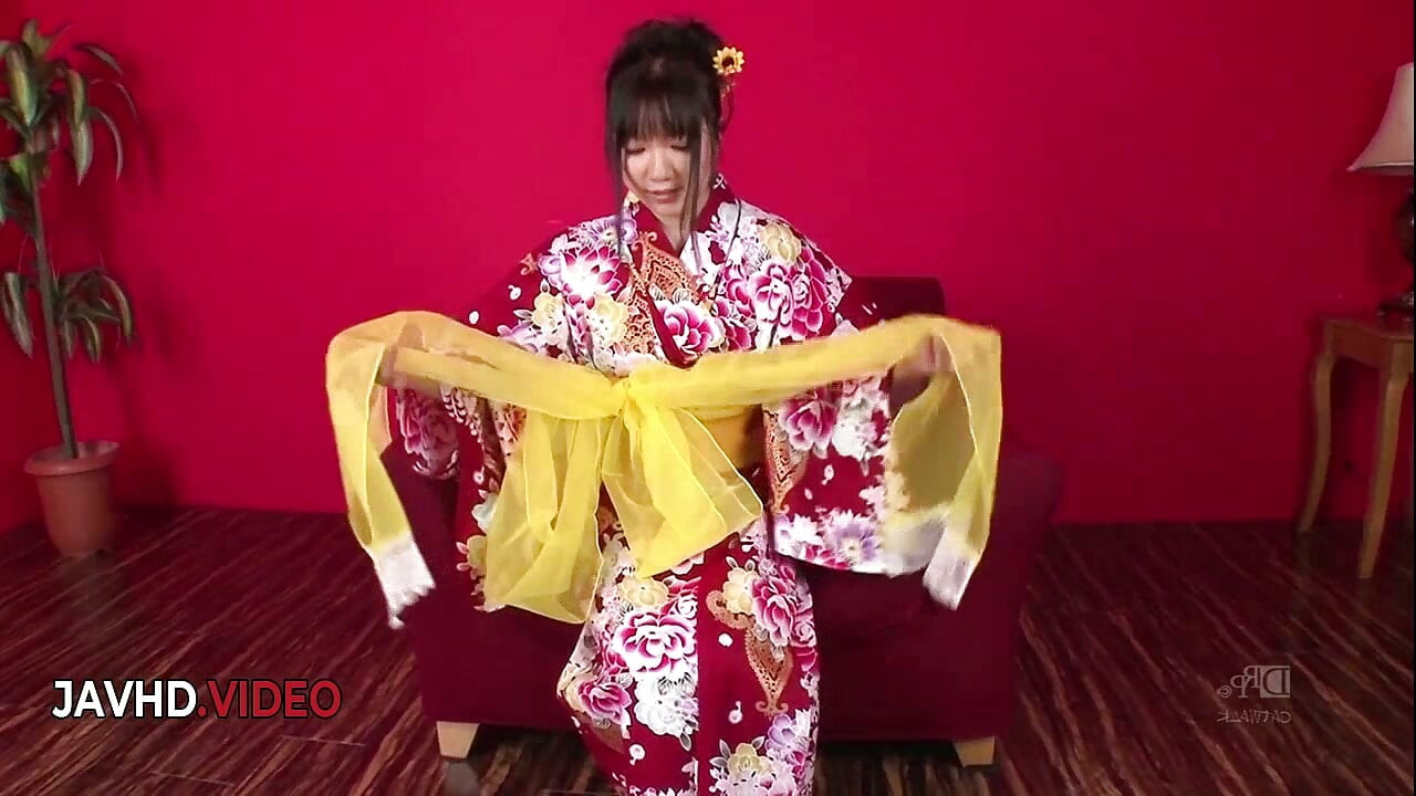 Chiharu în kimono face sex oral japonez și este futută tare