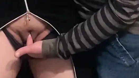 Omg!!! Kalabalık metrodaki yabancı - amcık parmaklıyor