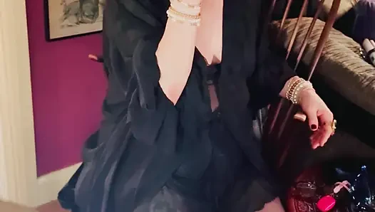 In nylon gekleidete reife tina snua raucht eine zigarette für dich - raucherin in strumpfhosen, hauchdünne high heels