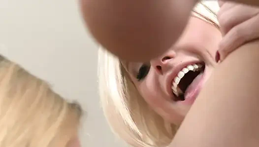 Gunting lesbian yang intens untuk Alex Chance dan Hollie Mack di meja dapur