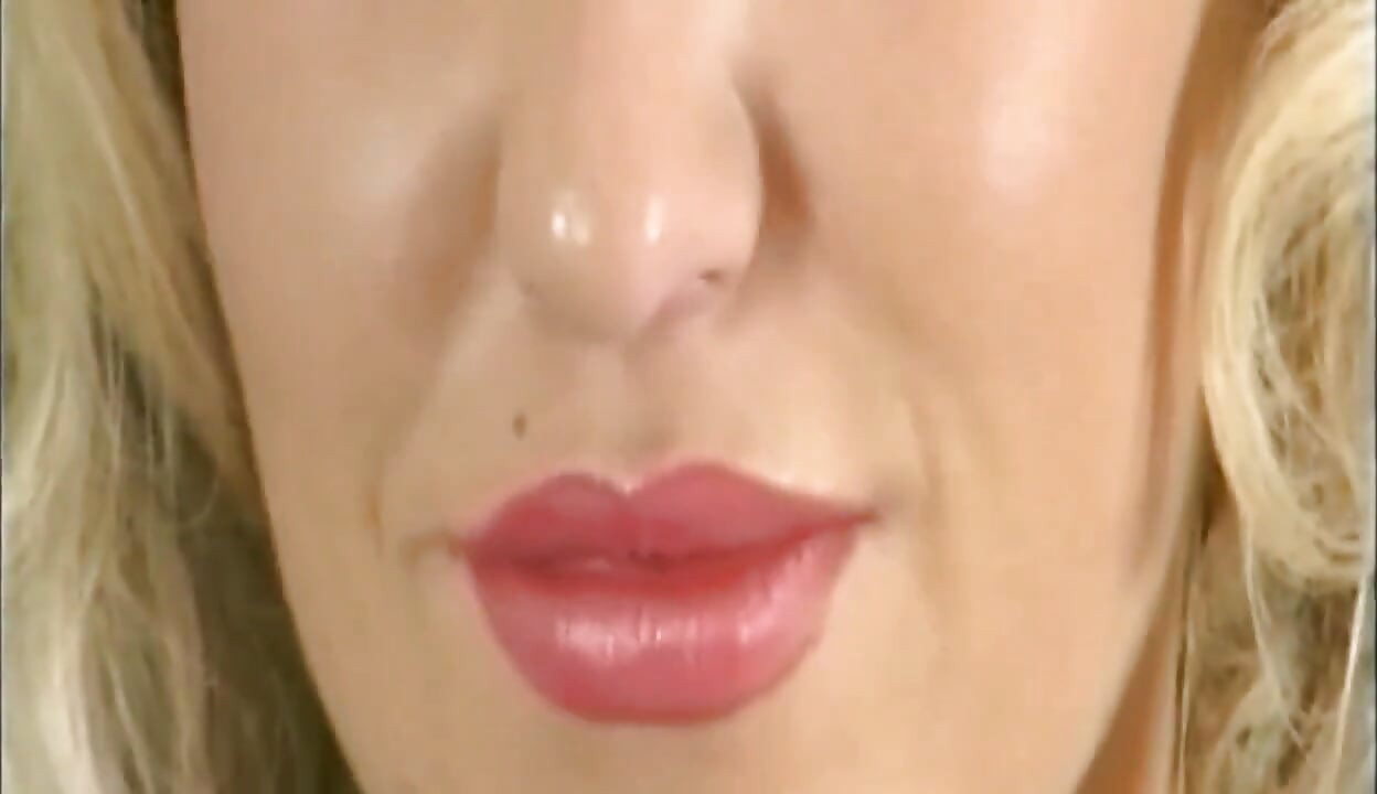Blondes schätzchen reitet realistischen dildo im lila body