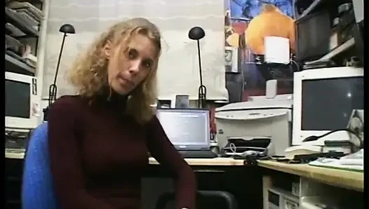 Die lockige blondine bekommt ihre haarige muschi gefingert