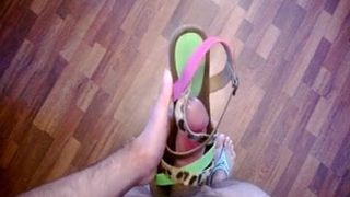 Sandalen van mijn vriendin geneukt en klaarkomen op