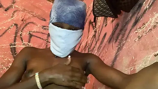 Pijat payudara cewek mungil ebony panas