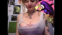 Grandes mamas naturais, tatuagem de menina, micro camiseta mostra cam