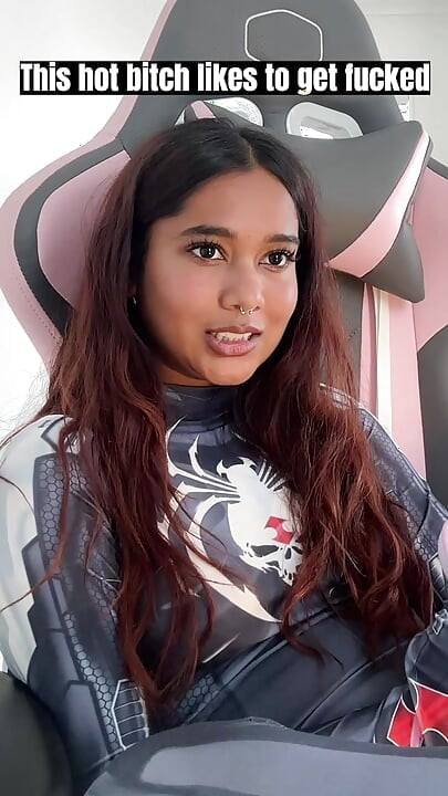 Das kleine desi-mädchen Mia Z masturbiert und reagiert auf hentai