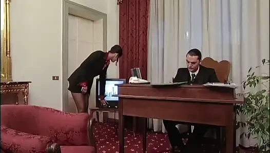 Pertama mereka berbicara tentang pekerjaan kemudian mereka di kantor