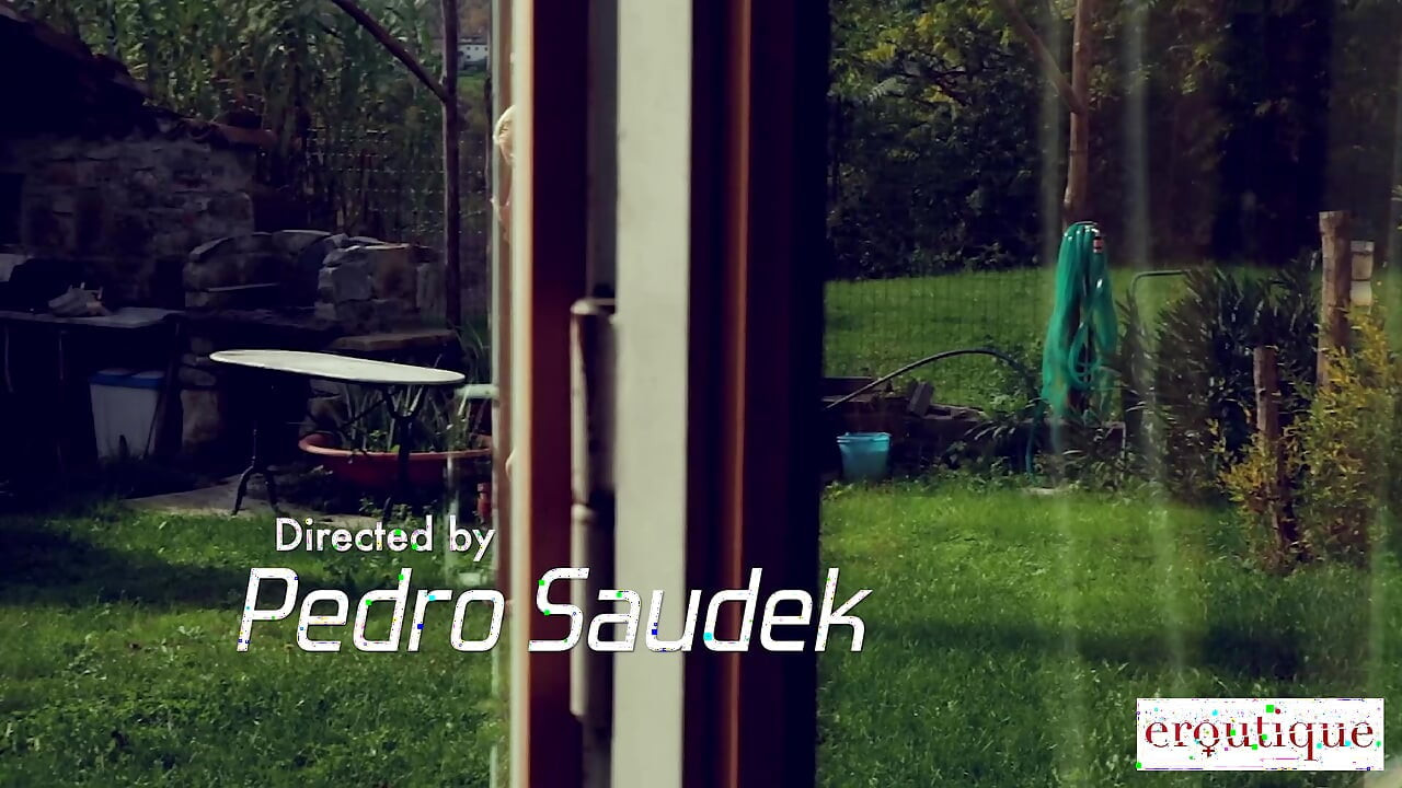 EROUTIQUE - Victoria's Risky Outdoor Finger Fucking