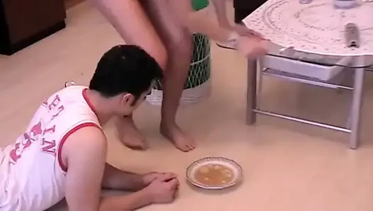 Кормит его своими ступнями