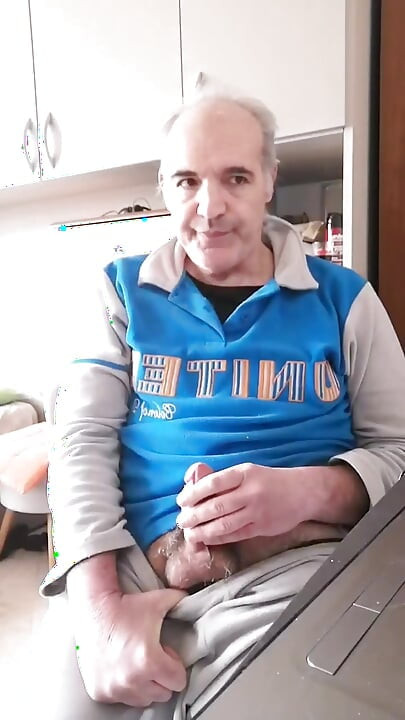 Eu gozo no meu café e engoli tudo quente