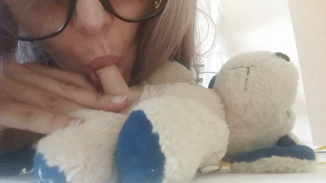 내 사랑스러운 봉제인형이 내 발을 숭배해