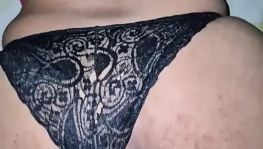 Arkadaşımın evindeyim; Herkes yan tarafta dururken, ben Keilimar'ı sikiyorum.
