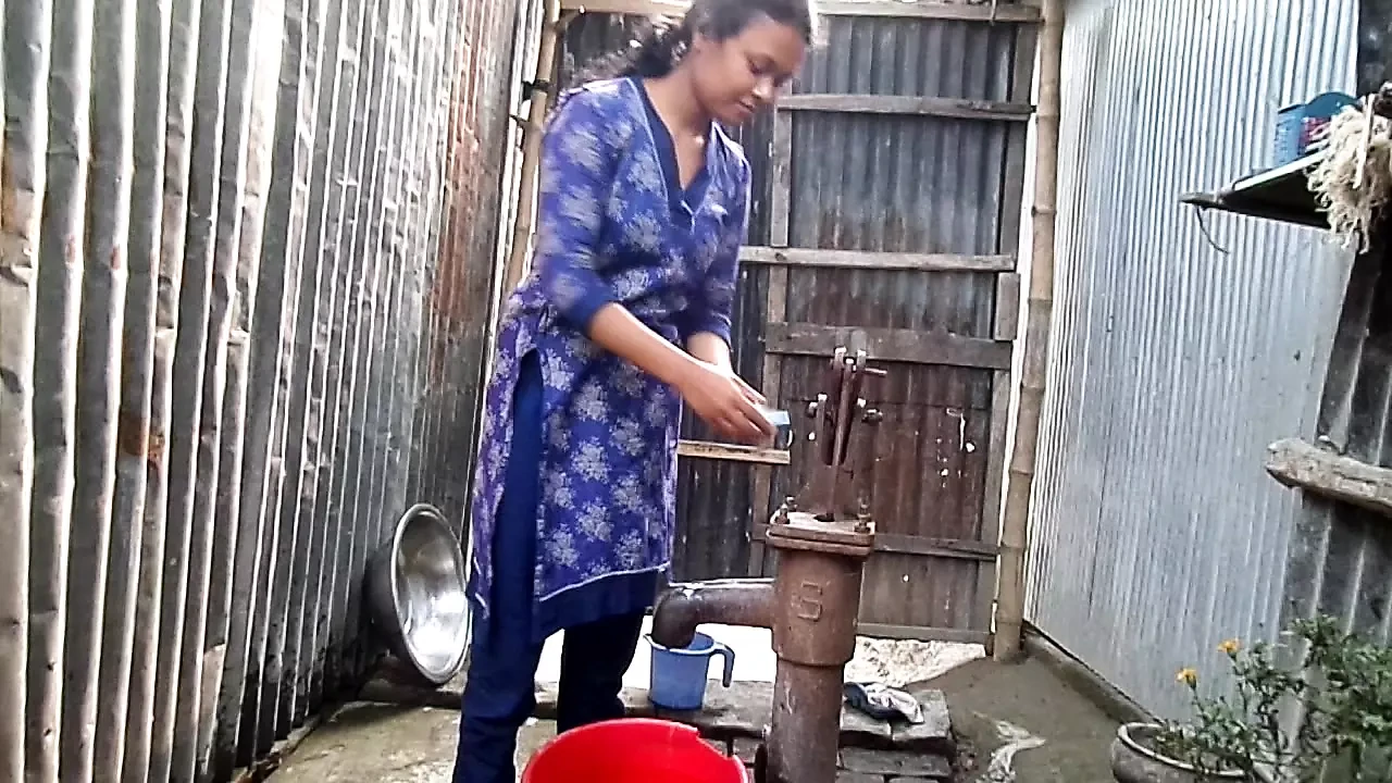 Bangladeschisches junges dorfmädchen badezimmer badewanne und möpse zeigen