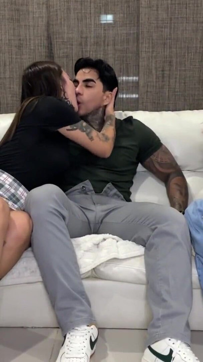 カップルセラピーが制御不能になり、最終的には相談の場でセックスすることになります | クリップ 1