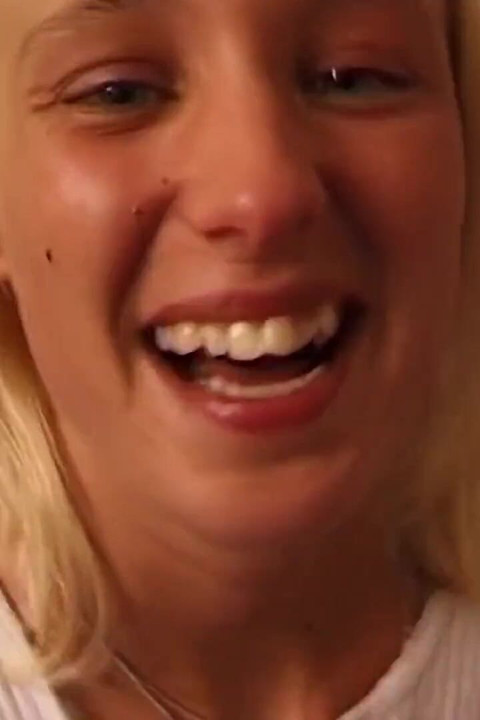 उत्तेजित लड़की मस्त स्तनों को उजागर करती है