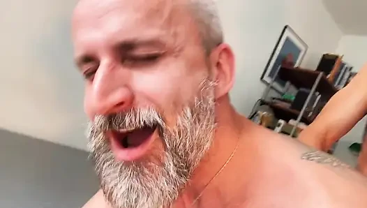 Ateşli Hunk Ile Korunmasız Sikiş