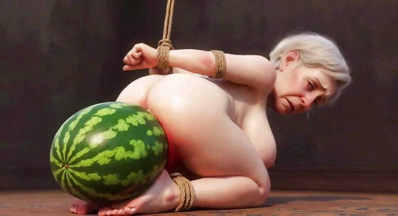 Gammal mormor bunden med enorm vattenmelon i rövad - ond &orgasm