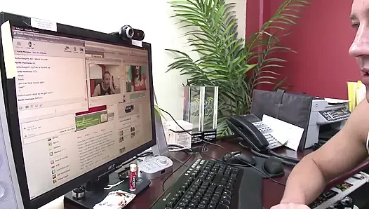 Esmer genç kız büyük bir yarakla sikiliyor ve dölleniyor