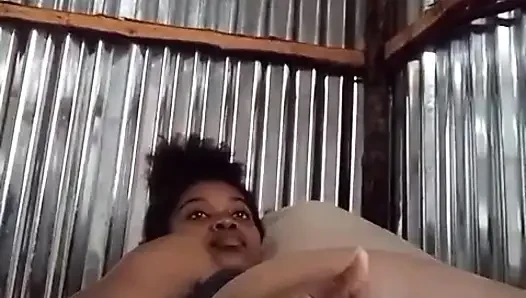 Aku seksi dan aku membelainya