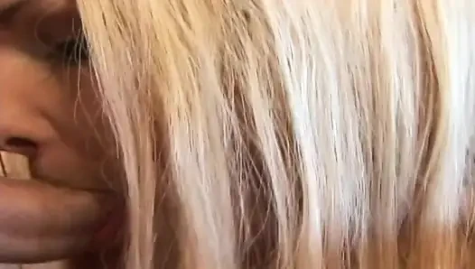 Blondine mit erstaunlichem körper gleitet auf einem harten schwanz, bis sie einen creampie bekommt