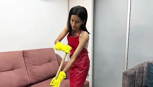 Sonunda hizmetçiyle yalnız bırakıldım ve sıkı götüyle onu sert siktim