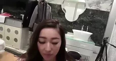 饥渴的亚洲女友非常喜欢鸡巴和精液