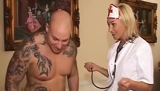 Немецкая блондинка-медсестра наслаждается массивным хуем в ее щели