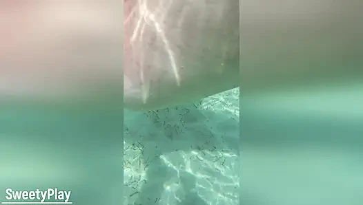 Незнакомец кончает в мою киску на пляже. Кримпай под водой