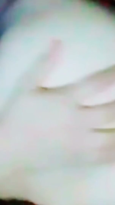 Adorável menina se masturbando excitada buceta raspada | Clipe 1