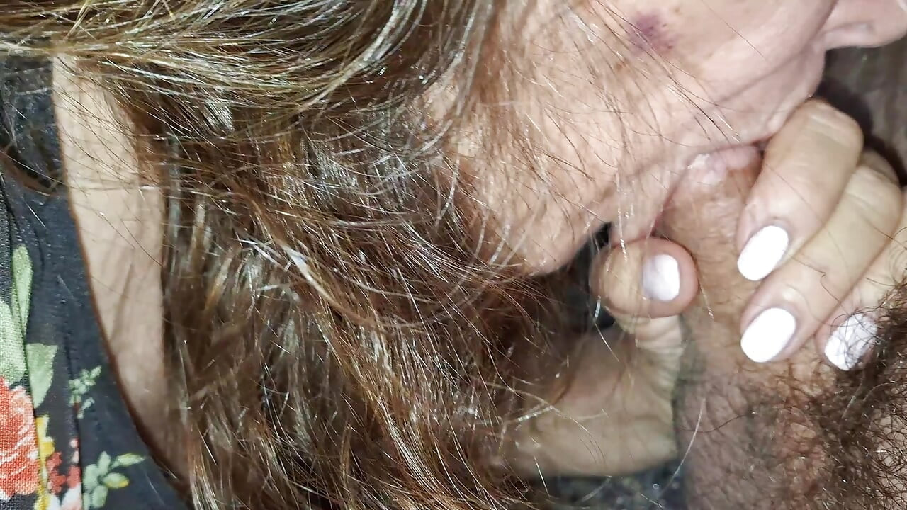 Mijn vriendin plaagt me met haar sexy kleine voeten