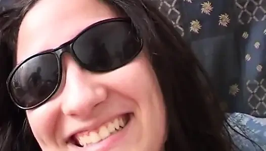 Брюнетку в солнцезащитных очках выебала и сняла на видео группа свингеров в любительском видео