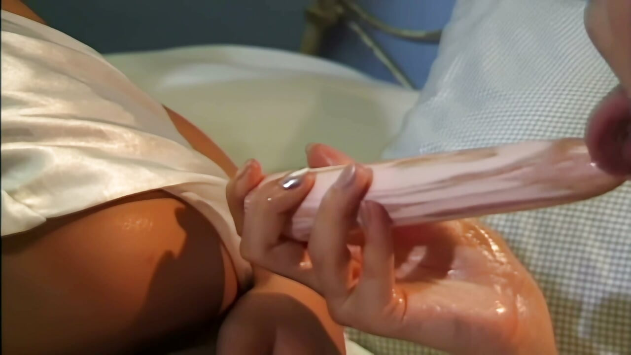 Lesbijskie kurwy liżą mokrą cipkę aż do bukkake