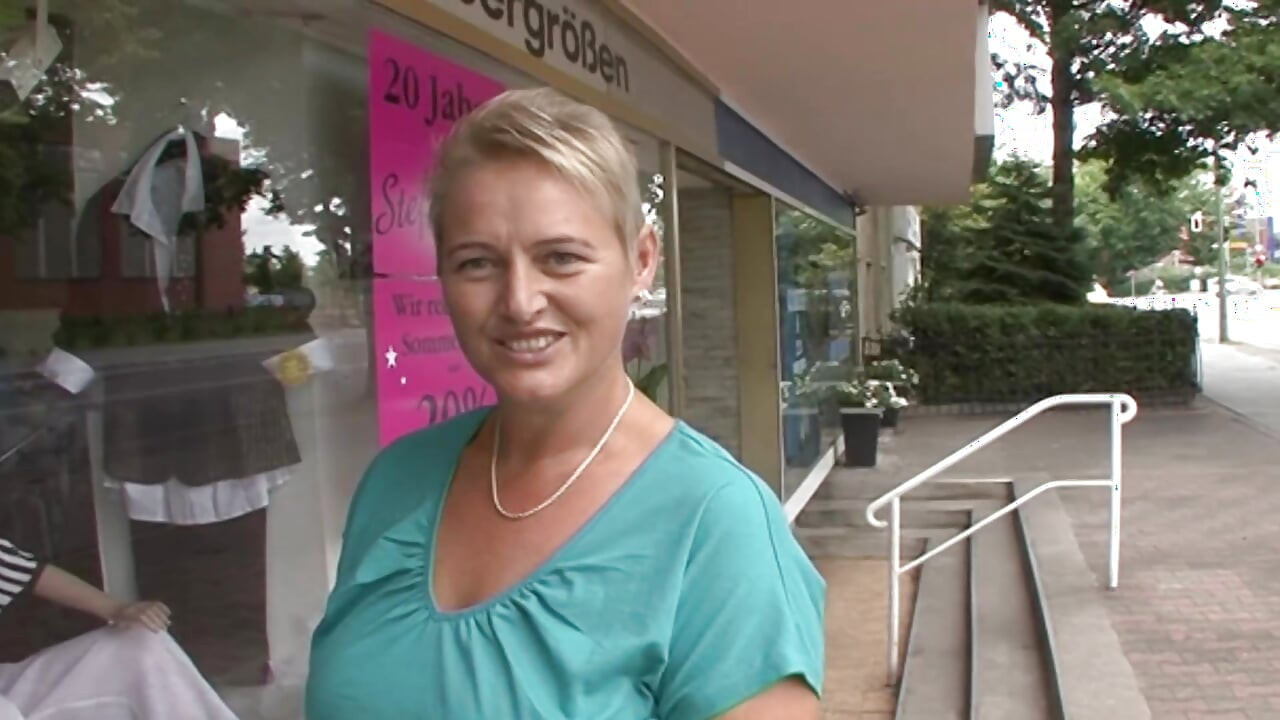 Ξανθιά Γερμανίδα τεκνατζού καβαλάει μεγάλο πούτσο σε νοικιασμένο δωμάτιο