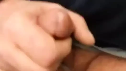 Dede meşe palamuduna mastürbasyon yapıyor ve çeşme gibi boşalıyor