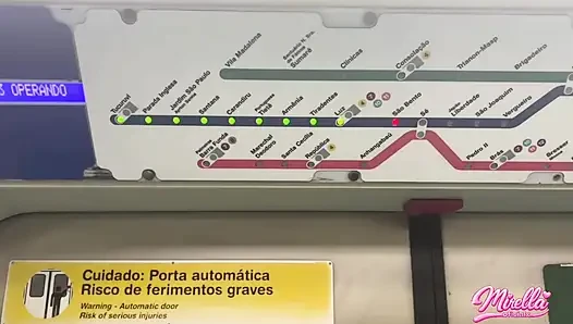 Она не может смотреть на отметку громкости и затащила меня внутри метро Сан-Паулу