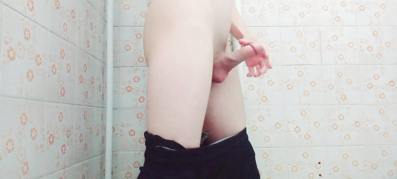 Horny in the Restroom - Just Had to Relieve Myself💦