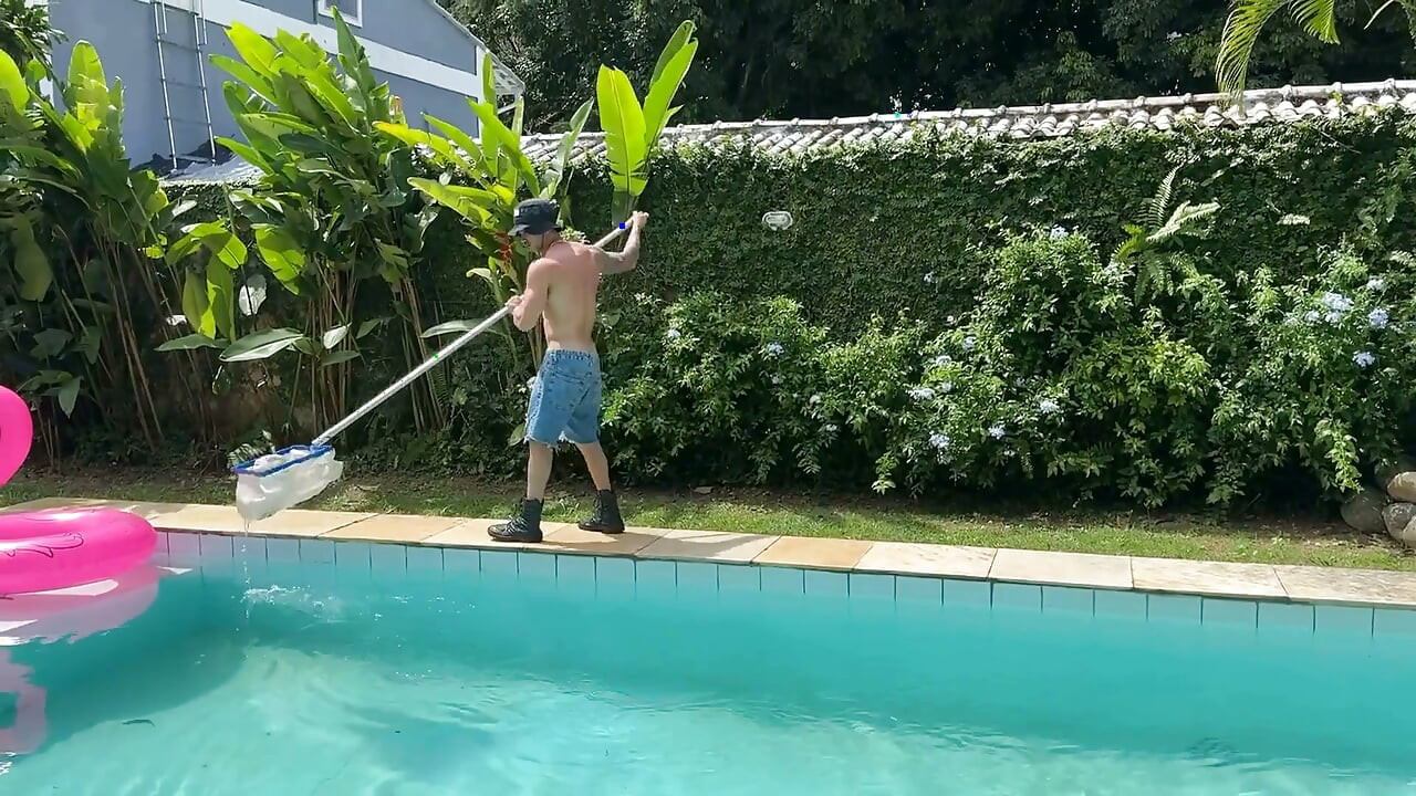 Piscineiro Novinho Come a Travesti Do Lado De Fora, Atrás Da Casa até Ela Gozar Todinha Em Cima Dele