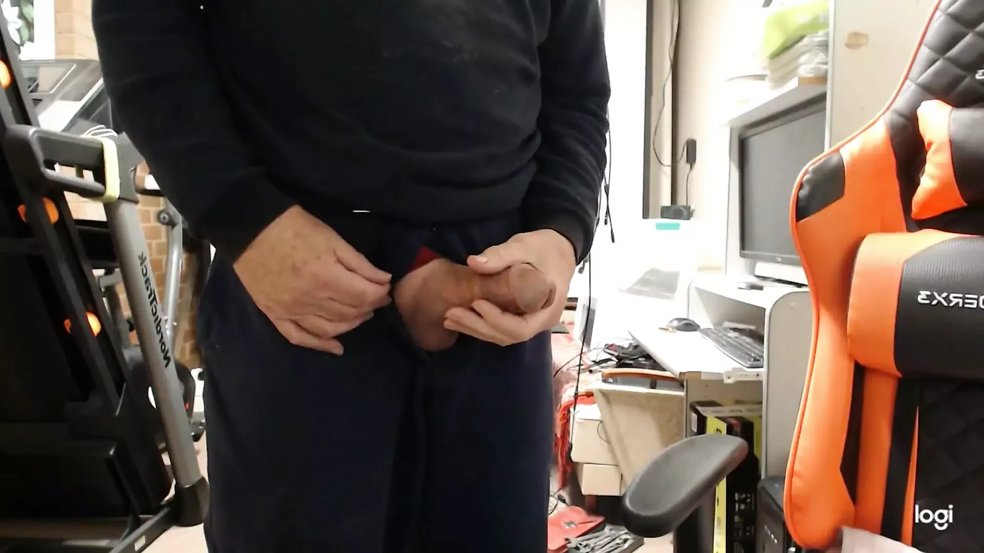 2024 Un tip excitat în pantaloni își masturbează pula până la ejaculare