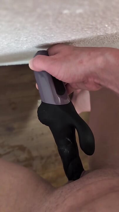 热辣熟女在陌生人的帮助下，用成人玩具假阳具在墙上和地板上做爱