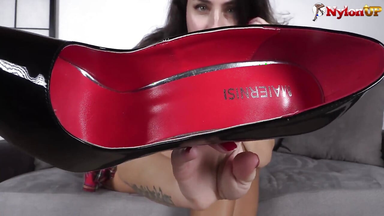 Gagica sexy dominatoare îl umilește pe iubitul ei ca nimeni altul