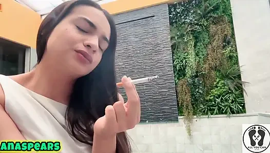 Горячая курящая девушка богиня-брюнетка курит сигарету, губная помада